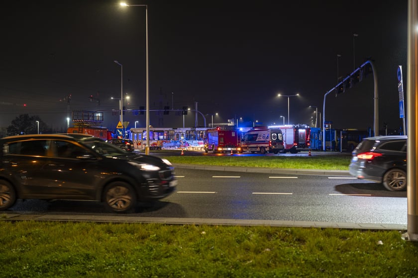 Tramwaj nr 10 wjechał w bok autobusu nr 107. Cztery osoby są lekko ranne